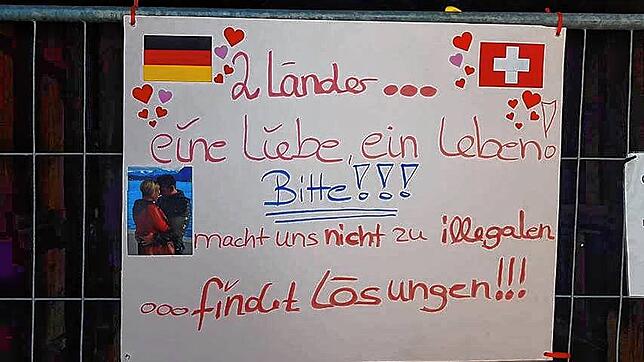 &bdquo;Stille Demonstration&ldquo; von getrennten Paaren und Familien: An der gesperrten Holzbrücke in Bad Säckingen hängen zahlreiche ...