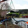 Die Zirkulationsanlage schwebt über dem Klosterweiher. Sie wird dort, wo der Ablauf des Weihers ist, ins Wasser gesetzt. Die Schläuche ...