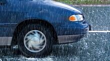 Bei Sommergewittern müssen Autofahrer sich vor Aquaplaning in Acht nehmen. (Symbolbild)