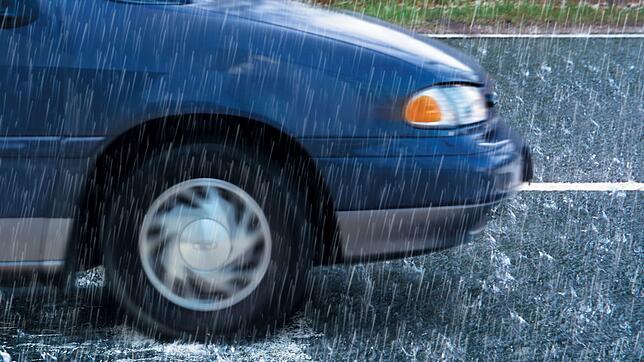 Bei Sommergewittern müssen Autofahrer sich vor Aquaplaning in Acht nehmen. (Symbolbild)