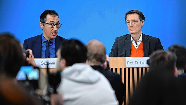 Cem Özdemir (Bündnis90/Die Grünen), Bundesminister für Ernährung und Landwirtschaft, und Karl Lauterbach (SPD), Bundesminister für ...