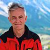Sobald er den Overall anzieht, ist er in seiner Rolle: Robert Lohr spielt Michael &bdquo;Michi&ldquo; Dörfler.