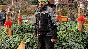 Wilhelm Schwarz hat viel Arbeit in den riesengroßen Adventskranz gesteckt, den er vor seinem Haus aufgebaut hat.