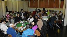 Das Bild zeigt den gefüllten Saal unter der katholischen Kirche von Jestetten beim Café der Begegnungen am vergangenen Samstag. Bild: ...