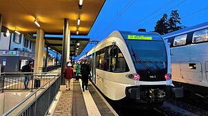(Archivbild von 2021) Der Bahnhof Kreuzlingen bei Nacht: Am Freitag, 29. August, um 2 Uhr nachts sollen hier drei Männer einen ...