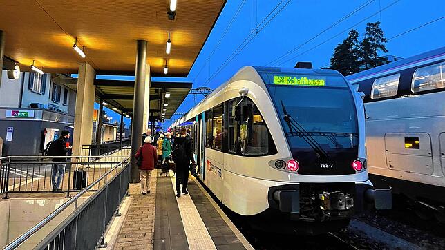 (Archivbild von 2021) Der Bahnhof Kreuzlingen bei Nacht: Am Freitag, 29. August, um 2 Uhr nachts sollen hier drei Männer einen ...