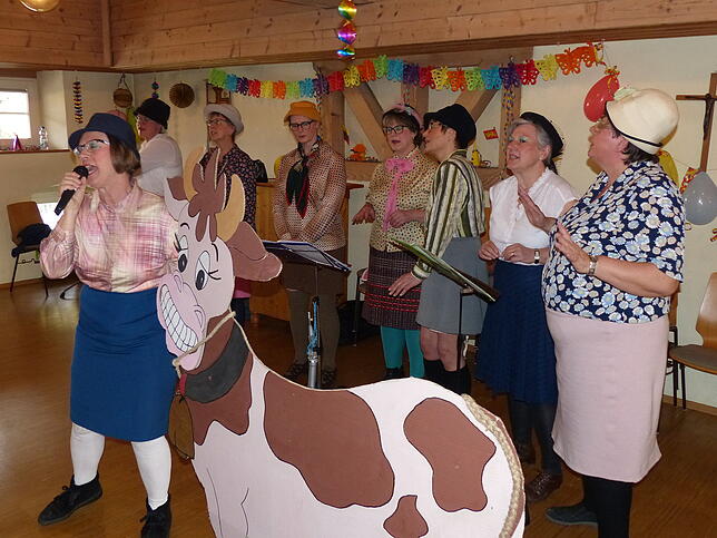 Sabine Jauch (vorne) und ihre Ahauser Housewifebackgroundsingers präsentierten ihren Ku(h)schelsong bei der Frauenfasnet.