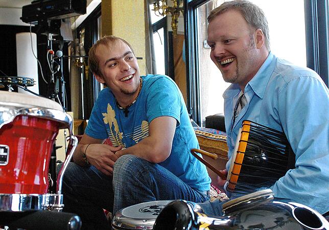 So fing alles an: Max Mutzke (links) im Jahr 2004 mit seinem Entdecker Stefan Raab.
