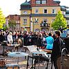 Auch als sich alle Ausführenden und Gäste zum Ende des &bdquo;Donaurauschens&ldquo; auf dem Rathausplatz versammeln, wird die ...