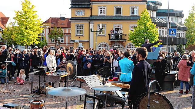 Auch als sich alle Ausführenden und Gäste zum Ende des &bdquo;Donaurauschens&ldquo; auf dem Rathausplatz versammeln, wird die ...