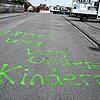 In der Nacht von Montag auf Dienstag haben unbekannte Täter Farbschmierereien an vier Orten in Mühlhausen-Ehingen angebracht.