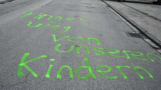 In der Nacht von Montag auf Dienstag haben unbekannte Täter Farbschmierereien an vier Orten in Mühlhausen-Ehingen angebracht.