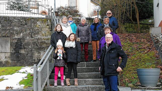 Auf Wunsch von Elisabeth (zweite von rechts unten) und Berty Perera (zweiter von rechts oben) trafen sich einige vom Hochwasser in ...