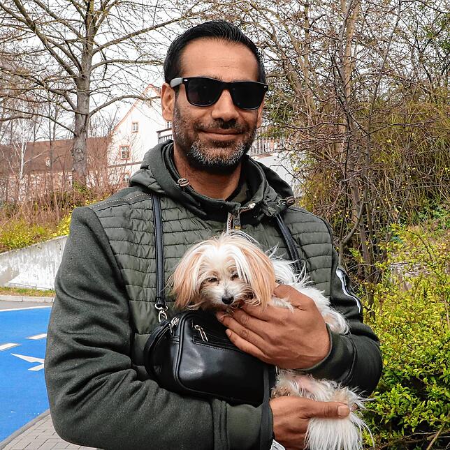 Besnik Shalla und sein Hund Mia nach einem Spaziergang an der Seestraße.