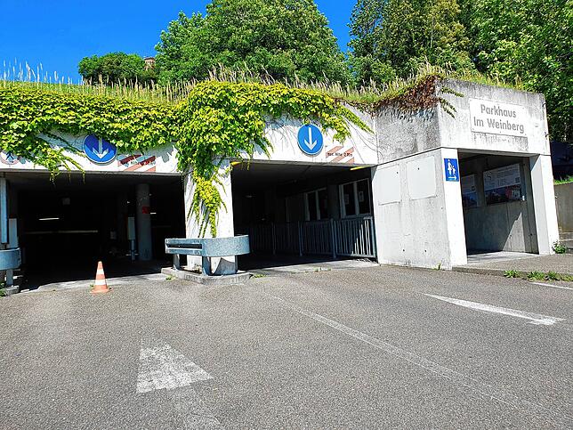 Das Parkhaus Im Weinberg liegt in unmittelbarer Nähe zum Parkhaus auf dem Fähreparkplatz. Obwohl es deutlich kleiner ist als das ...