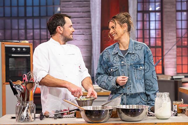 Laura Wontorra grillt mit Steffen Henssler.
