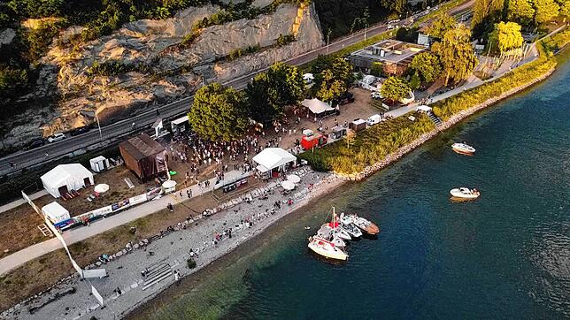 Bild 9: 1000 Besucher feiern eine Beachparty im Uferpark