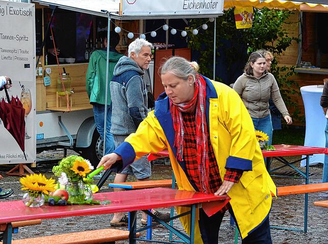 Barbara Bücken beim Wischen über Tisch und Bänke.
