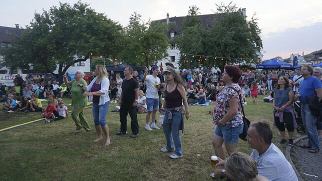 Einige Zuhörer wagen sich am Samstagabend bis vor die Bühne und tanzen zu den fetzigen Rhythmen der Schweizer Band Pigeons on the Gate ...