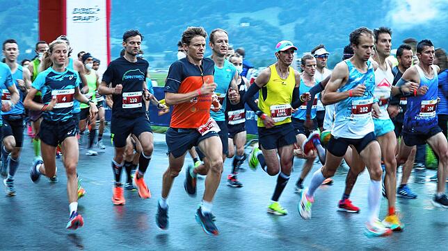 Morgens 7.15 Uhr auf dem Flugplatz in Interlaken beim Start des 28. Jungfrau-Marathon. Mit dabei Benedikt Hoffmann aus Wahlwies (Mitte ...