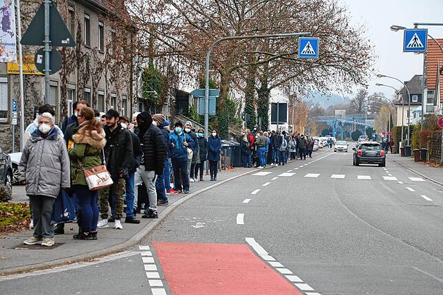 Bild 4: Lange Schlange am Gemeindeimpftag: Vor dem Milchwerk sammeln sich zahlreiche Impfwillige