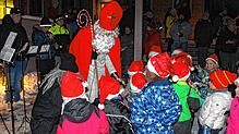 Der Nikolaus beschenkt die muntere Schar der Kinder auf dem Dorfplatz in Kreenheinstetten. Für die Kleinen war dies ein besonders ...