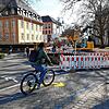 Die Bauarbeiten in der Schottenstraße (Fahrradstraße) gehen weiter. Jetzt ist der Kreisel auf linksrheinischer Seite der Fahrradbrücke ...