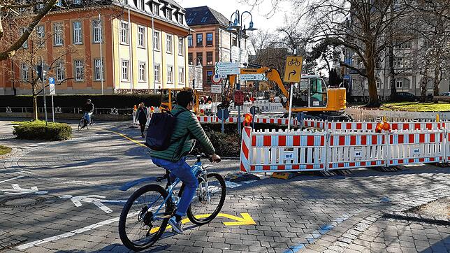 Die Bauarbeiten in der Schottenstraße (Fahrradstraße) gehen weiter. Jetzt ist der Kreisel auf linksrheinischer Seite der Fahrradbrücke ...