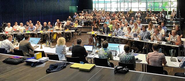 In seiner konstituierenden Sitzung hat der Donaueschinger Gemeinderat viele Zuhörer aus der Bevölkerung (hinten). Davon sind die meisten ...