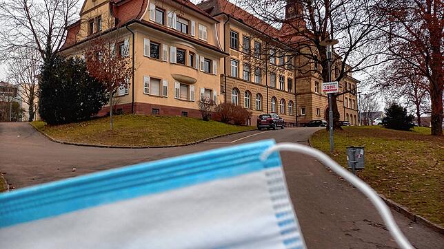 Die Corona-Pandemie hat den Schulalltag verändert und vor einem Jahr deutlich eingeschränkt. Unser Bild zeigt das Hegau-Gymnasium in ...