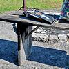 Das Archiv-Foto wurde nach dem Brand im März 2022 aufgenommen. Unbekannte versengten den alten Holztisch auf dem Grillplatz.