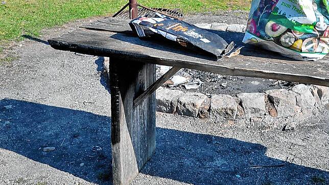 Das Archiv-Foto wurde nach dem Brand im März 2022 aufgenommen. Unbekannte versengten den alten Holztisch auf dem Grillplatz.