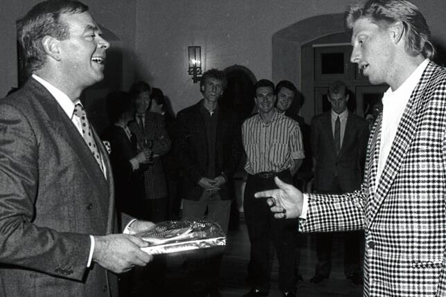 Das Schloss hatte in den vergangenen Jahrzehnten viel illustren Besuch. Hier begrüßt im November 1987 der damalige Bürgermeister Eugen ...
