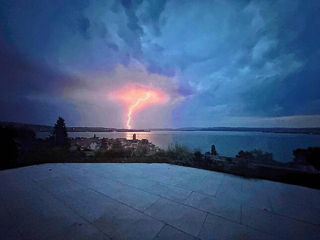 Ein beeindruckendes Bild von dem Gewitter über der Höri hat Jennifer van Düren aufgenommen.