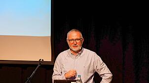 Der Psychiater und Psychologe Gregor  Berger aus Zürich klärt über Suchtgefahren im Internet auf. Foto: Lars Peters