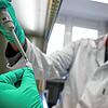 Ein Forscher zeigt im Landesgesundheitsamt Baden-Württemberg, wie ein PCR-Test für die Analyse auf Mutationen des Coronavirus ...