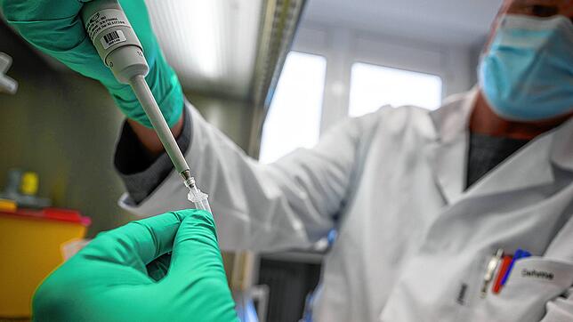 Ein Forscher zeigt im Landesgesundheitsamt Baden-Württemberg, wie ein PCR-Test für die Analyse auf Mutationen des Coronavirus ...