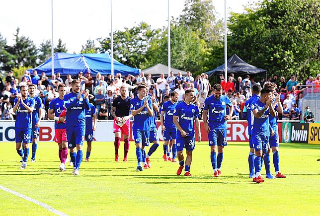 Applaus mal andersrum: Die Profis von Schalke 04 bedanken sich bei ihren 1300 Fans für die Unterstützung.