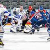 Die Schwenninger Schwenninger Wild Wings (weiße Trikots) mussten sich den Adler Mannheim knapp geschlagen geben.