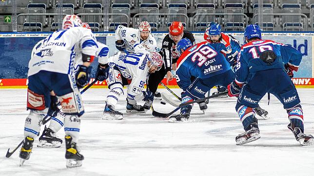 Die Schwenninger Schwenninger Wild Wings (weiße Trikots) mussten sich den Adler Mannheim knapp geschlagen geben.