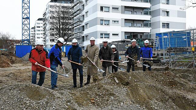 Spatenstich der Baugenossenschaft Hegau in der Überlinger Straße (von links): German Blechner (Werksplanung und Bauleitung), Roland ...