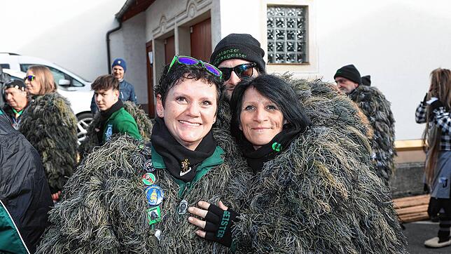 Bild 15: Seenarrentreffen in Dettingen: Auf dem Dorfplatz steht jetzt der Narrenbaum