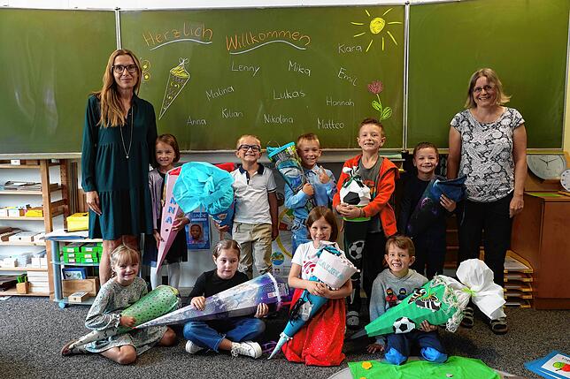 Klasse Fu2A: Die Erstklässler mit den Lehrerinnen Judith Bucher und Elisabeth Aßfalg-Rey.