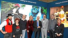 Sie umwerben gemeinsam potenzielle Gäste am Stand auf der CMT (von links): die Gastgeber Bernd und Barbara Werne vom Hilserhof in ...