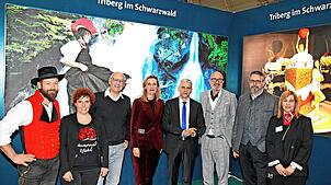 Sie umwerben gemeinsam potenzielle Gäste am Stand auf der CMT (von links): die Gastgeber Bernd und Barbara Werne vom Hilserhof in ...