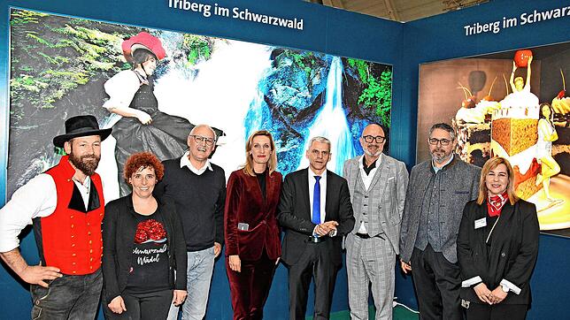 Sie umwerben gemeinsam potenzielle Gäste am Stand auf der CMT (von links): die Gastgeber Bernd und Barbara Werne vom Hilserhof in ...