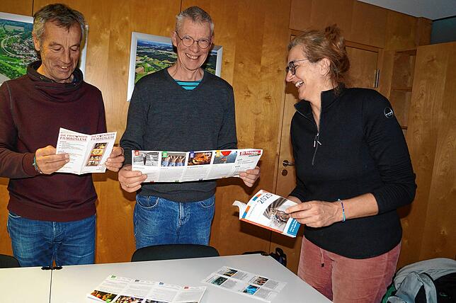 Viele schöne Momente erinnern, von links, Gottfried Grundler, Marcel Pfaff und Christa Balser beim Sichten von Plakaten und Programmen ...