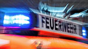 Ein Feuerwehrfahrzeug im Einsatz (Symbolfoto). Die Feuerwehr musste zu einem Dachstuhlbrand in Küssaberg-Rheinheim ausrücken.