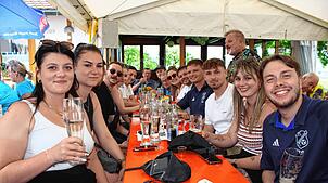In Feierstimmung war ebenfalls die aus dem Saarland mit angereiste Jugendfraktion, die am Samstagabend nach der Partnerschaftsfeier auch ...