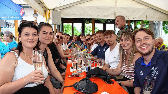 In Feierstimmung war ebenfalls die aus dem Saarland mit angereiste Jugendfraktion, die am Samstagabend nach der Partnerschaftsfeier auch ...